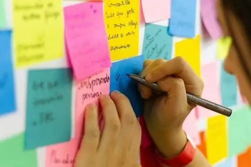 Sticky notes with basic English grammar rules for beginners