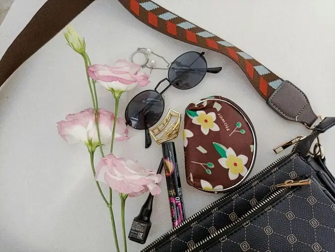 How To Dress Simple But Stylish 6 Stylish accessories like sunglasses jewelry and handbag